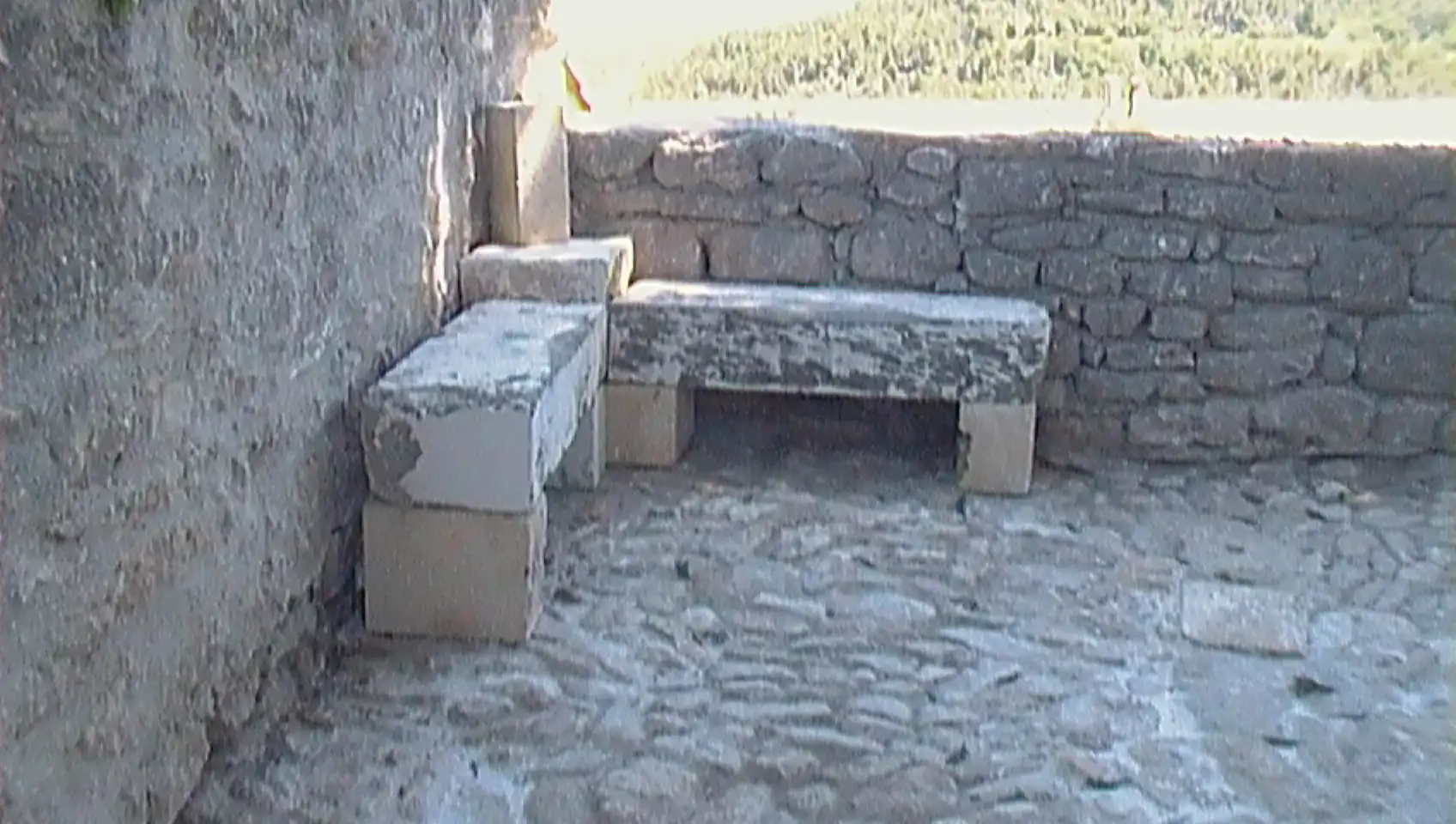 Banc en pierre naturelle réalisé sur une terrasse en pierre dans le Luberon.