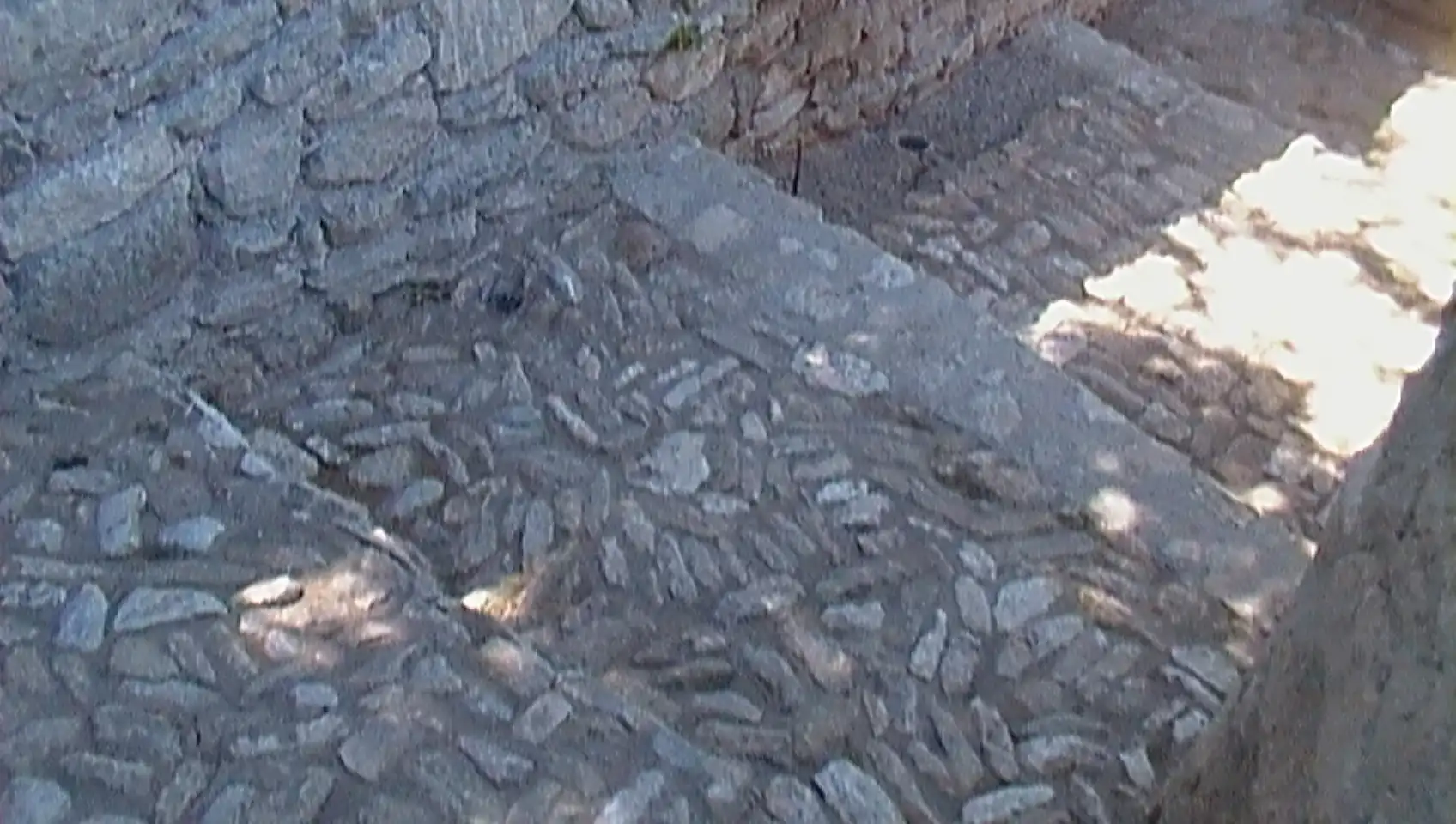 Calade artisanale réalisée en pierre naturelle avec motifs traditionnels dans le Luberon.