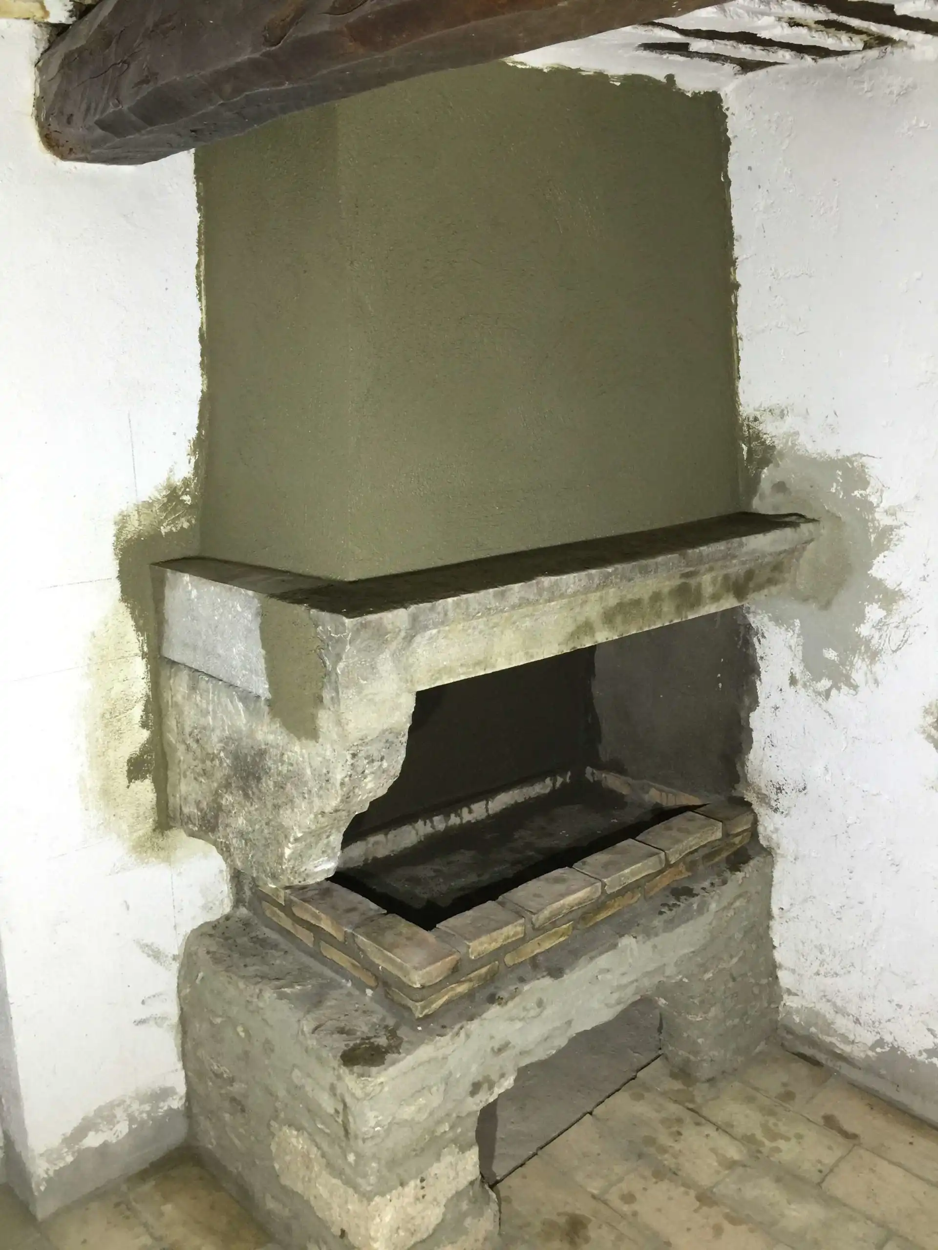 Restauration d’une cheminée ancienne en pierre dans une bâtisse traditionnelle