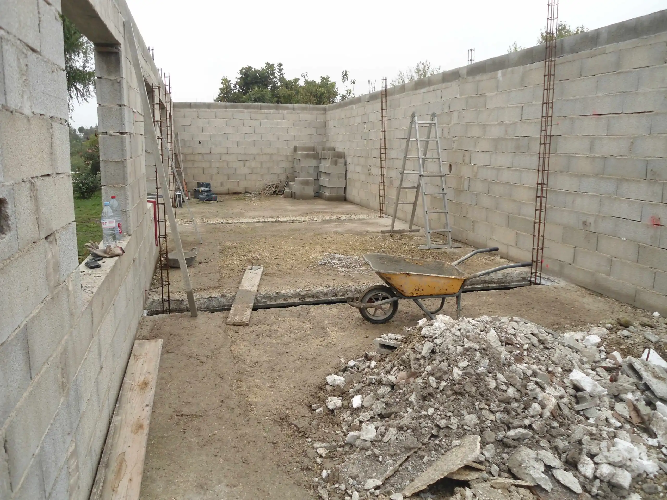 Construction d’une maison en parpaings lors de travaux de gros œuvre à Ménerbes