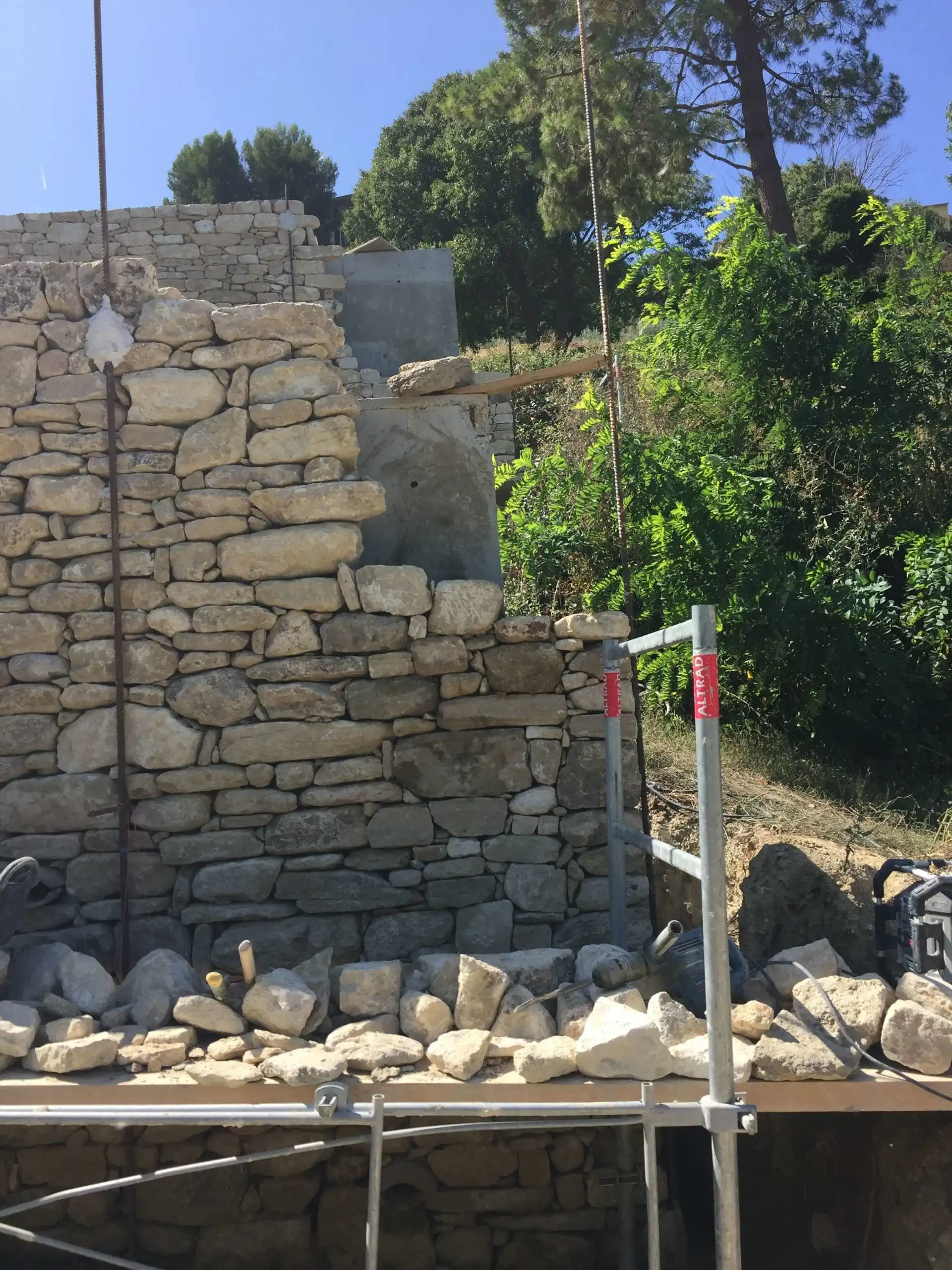 Construction d’un mur en pierre naturelle réalisée par un artisan spécialisé dans le travail de la pierre