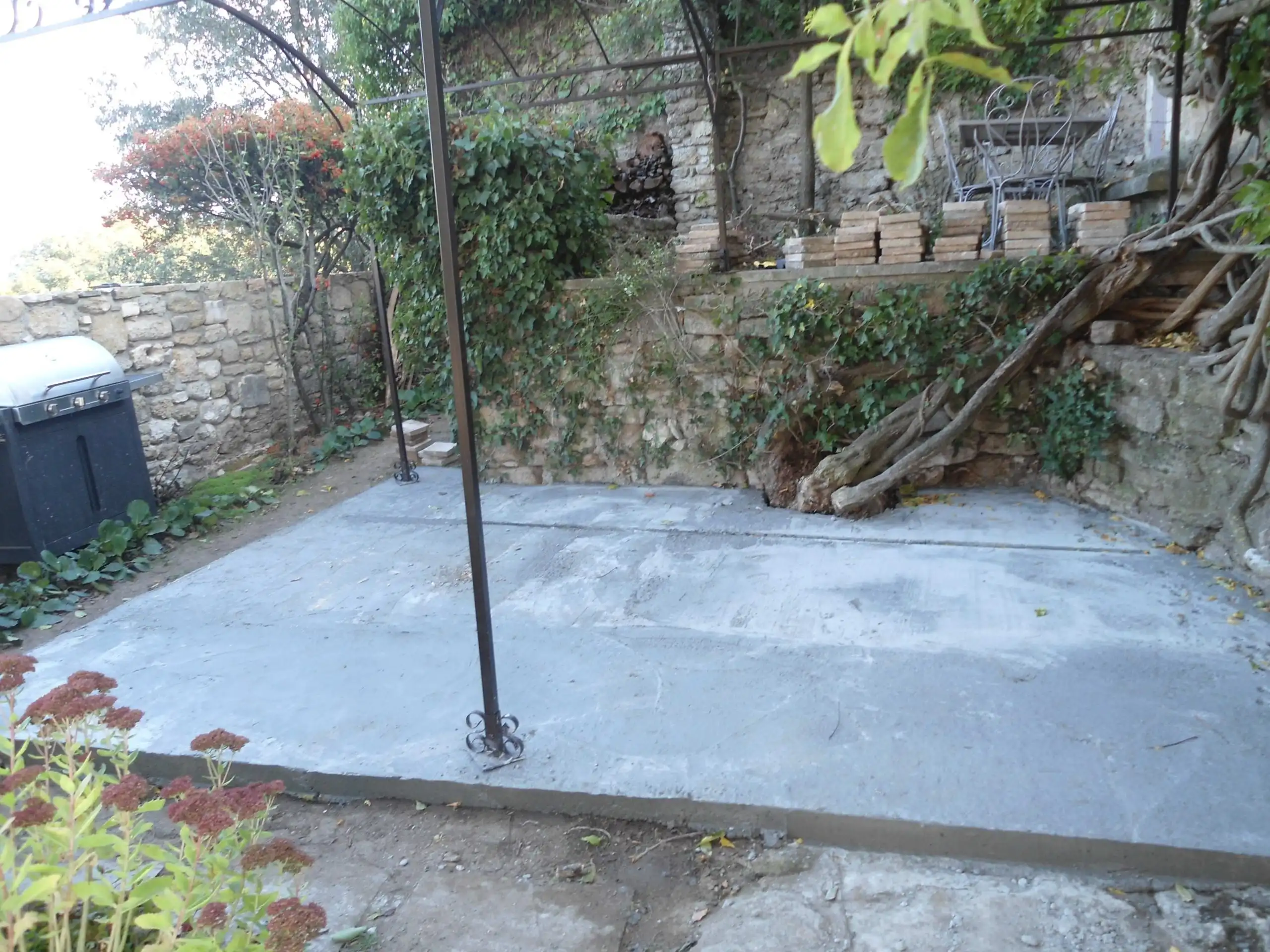 Réalisation d’une dalle béton pour terrasse extérieure dans un jardin à Ménerbes