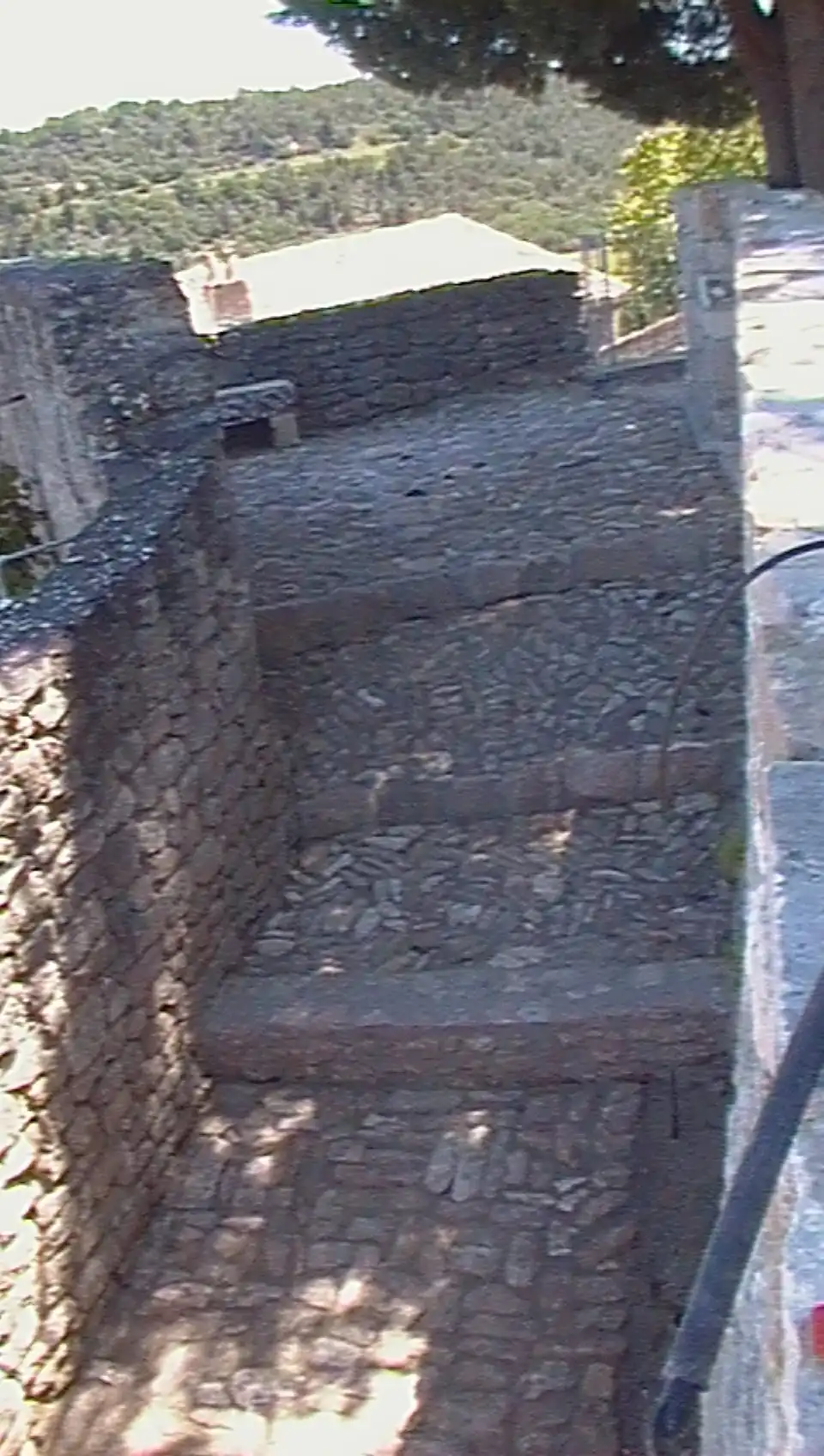 Escalier en pierre naturelle intégré à une calade traditionnelle réalisé dans le Luberon par un artisan spécialisé en pierre.
