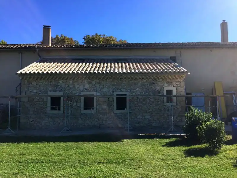 Travaux de gros œuvre sur une maison en pierre réalisés à Ménerbes