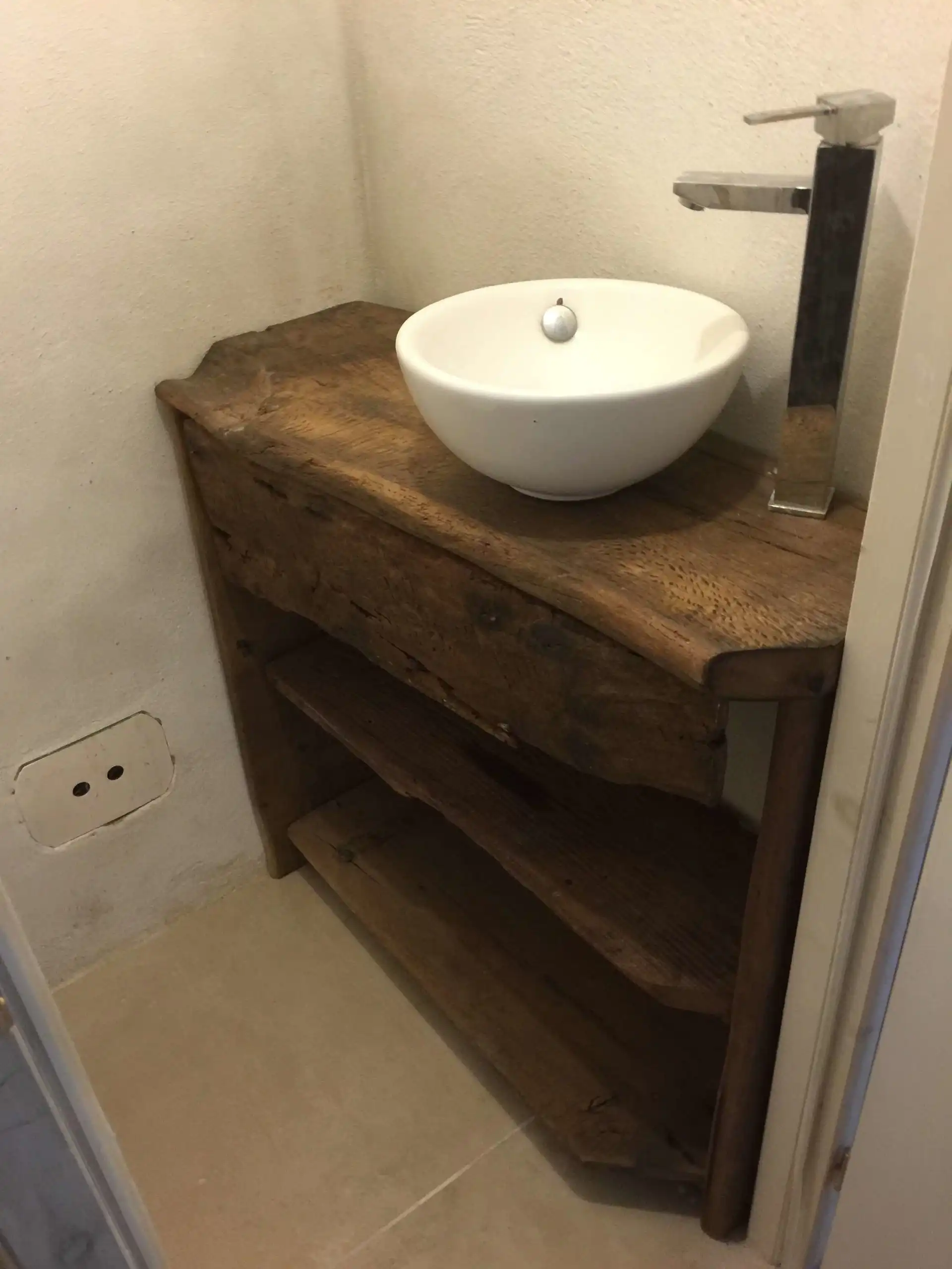 Meuble vasque sur mesure en bois massif avec vasque blanche et robinetterie contemporaine
