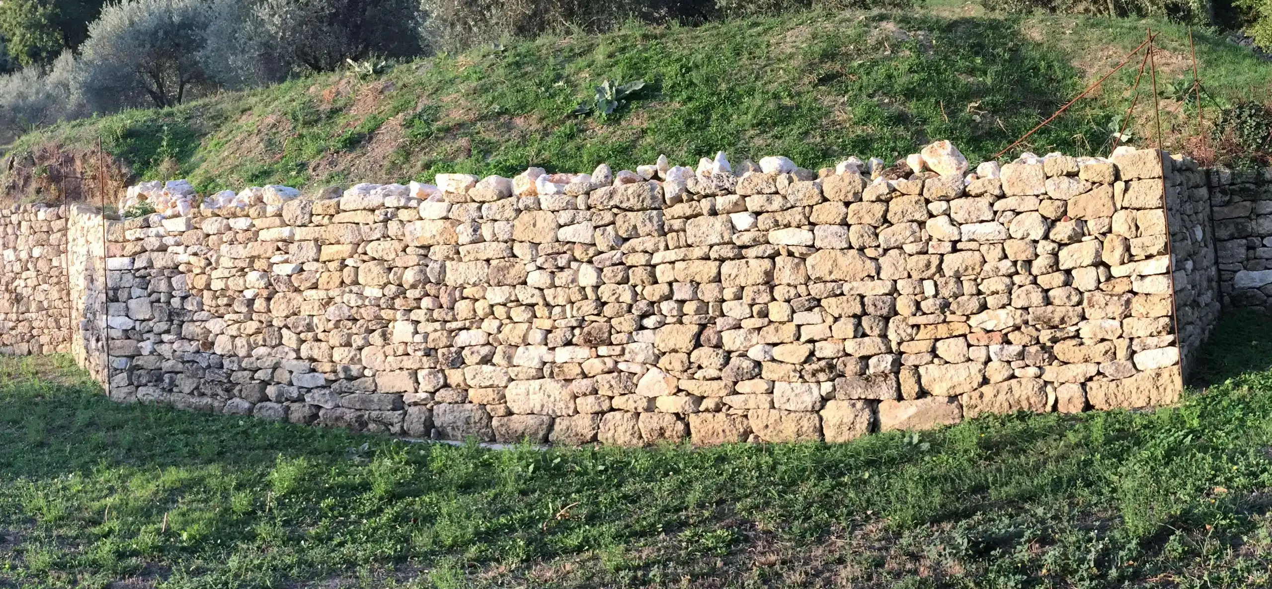 Mur de soutènement en pierre naturelle achevé sur un terrain en pente dans le Luberon.