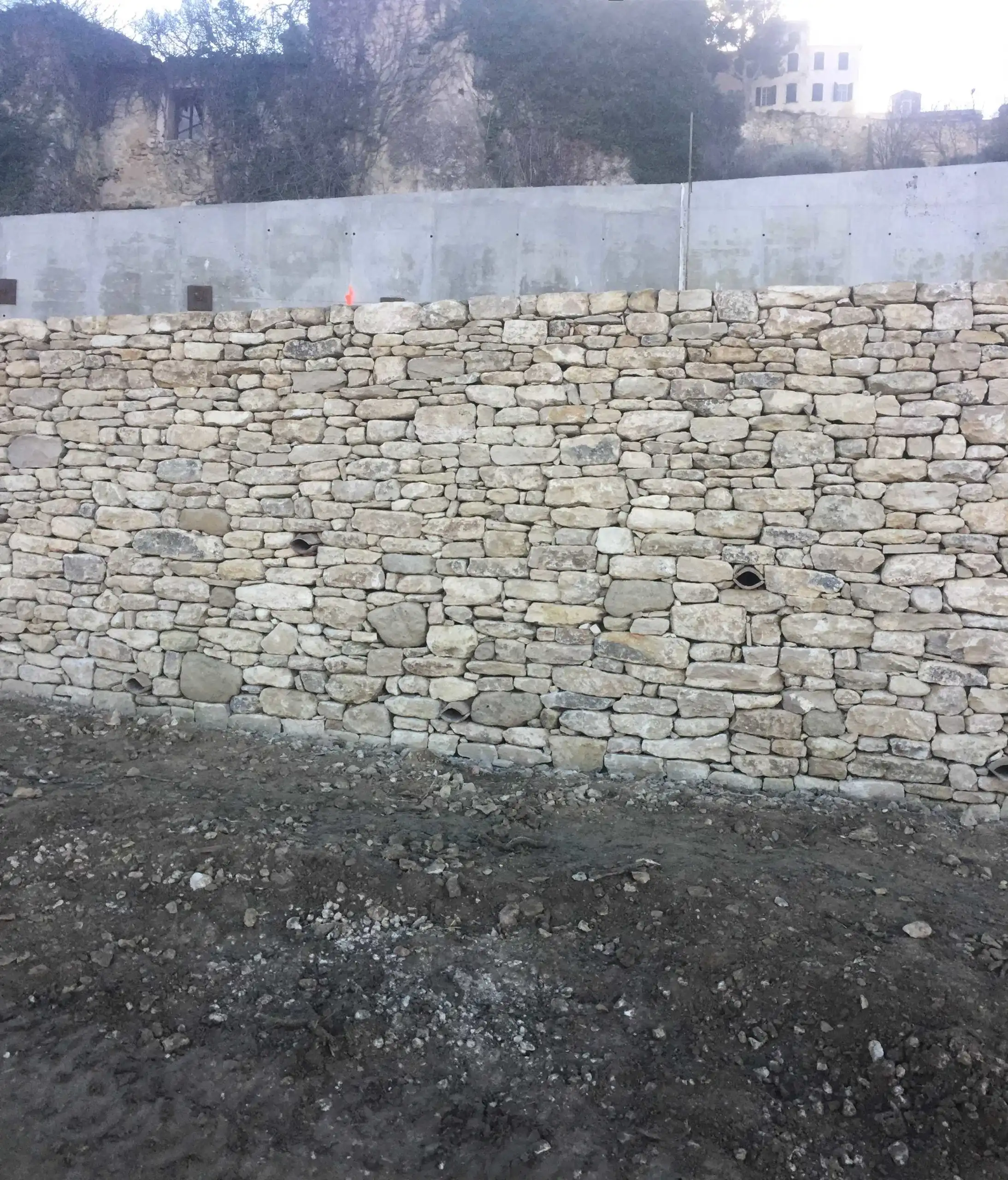 Mur de soutènement en pierre sèche avec évacuations de drainage réalisé dans le Luberon.