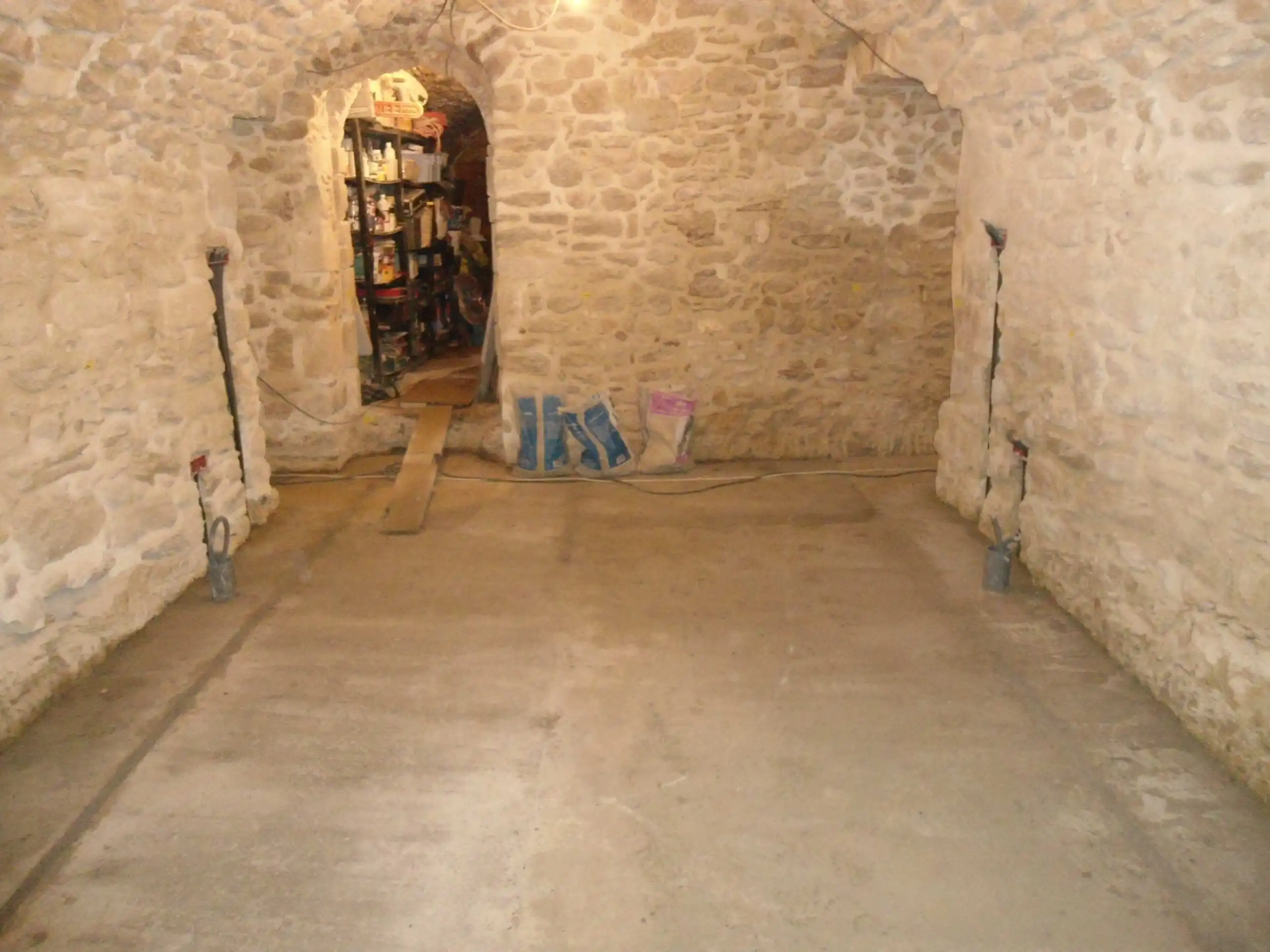 Cave voûtée en pierre en cours de rénovation dans une maison ancienne à Ménerbes