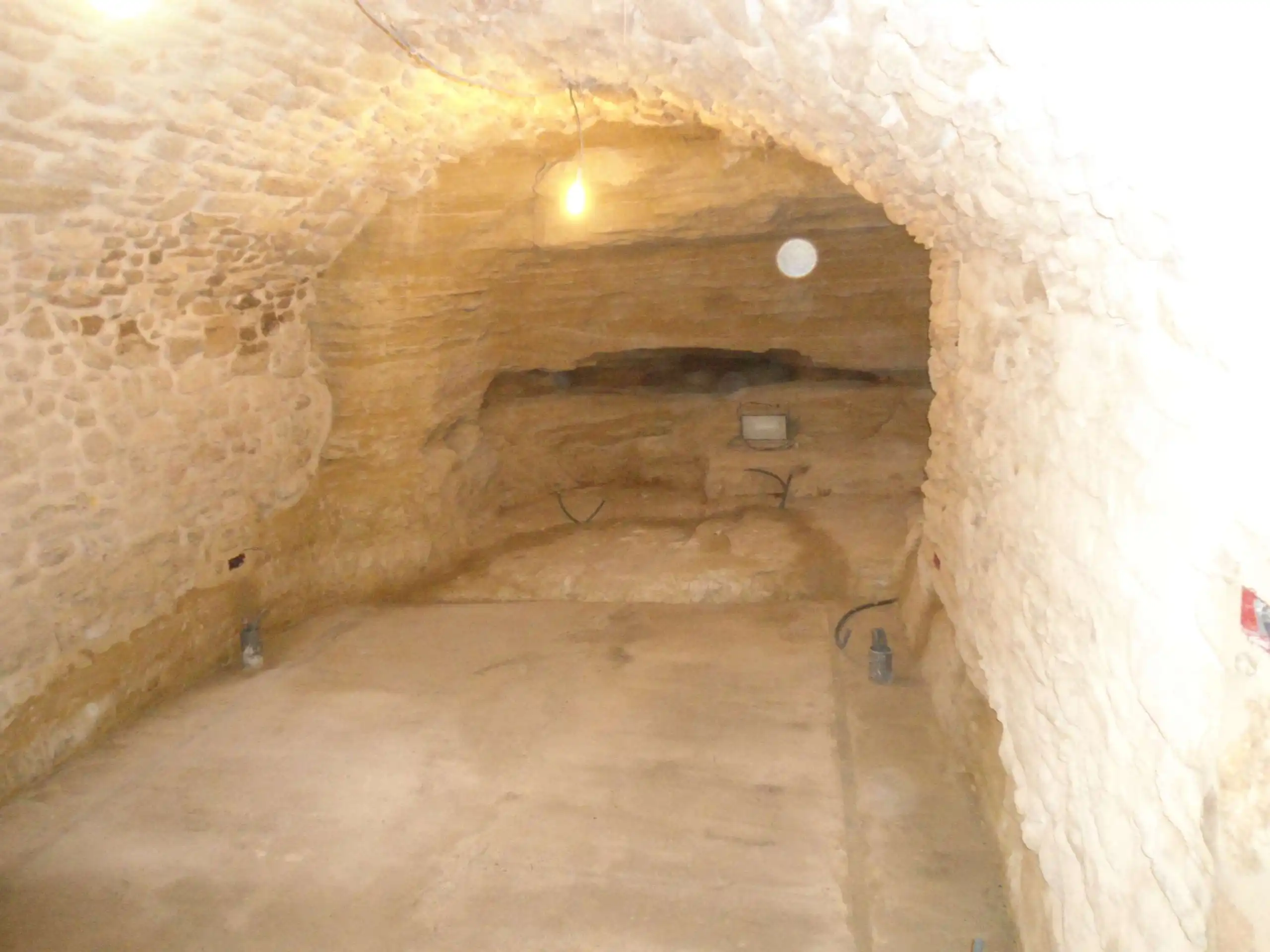 Cave voûtée en pierre rénovée avec réfection du sol dans une maison ancienne