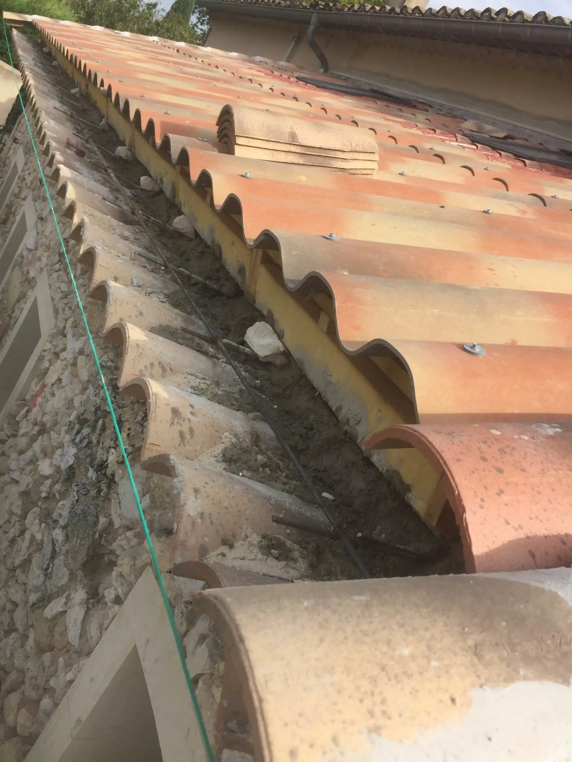 Travaux de toiture sur une maison en pierre réalisés à Ménerbes