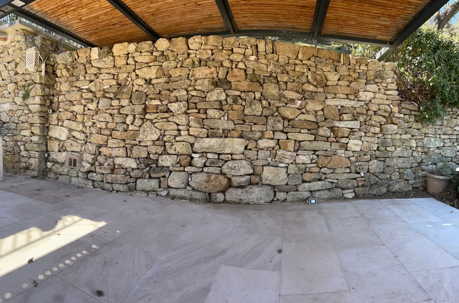 Le mur a retrouvé sa stabilité et une apparence plus régulière, tout en conservant le caractère authentique de la pierre ancienne.