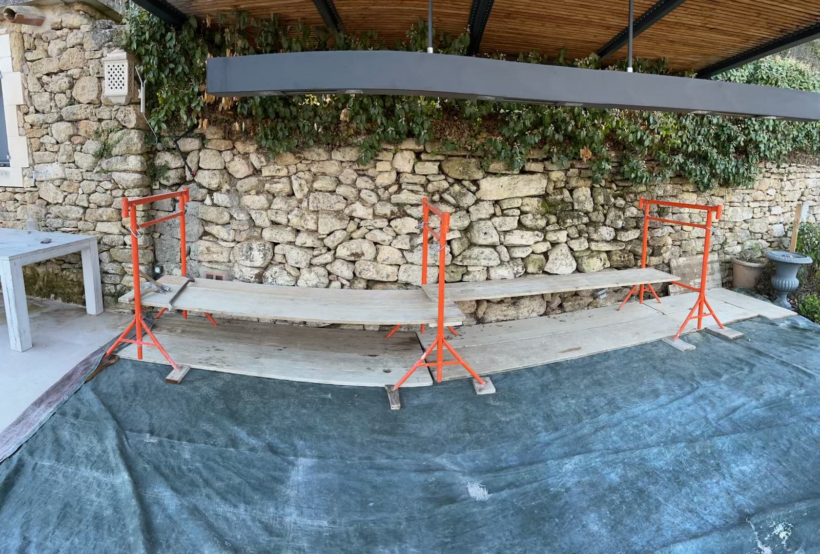 Le mur présentait des pierres déplacées, des irrégularités et plusieurs parties nécessitant une reprise attentive.